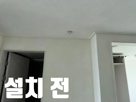 설치 전 문구와 함께 몰딩과 문 시작선을 확인한 작업 전 벽면