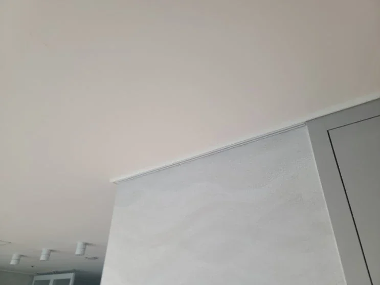 다른 벽 끝선에 맞춰 액자레일만 설치한 구간