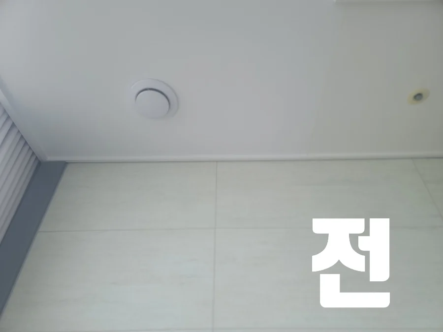 전 문구와 함께 아크릴 네온사인을 걸기 전 아트월을 보여주는 모습