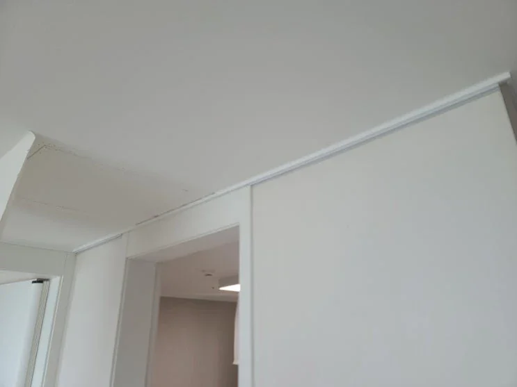 몰딩 안쪽의 긴 벽 구간에 픽처레일을 이어 설치한 모습
